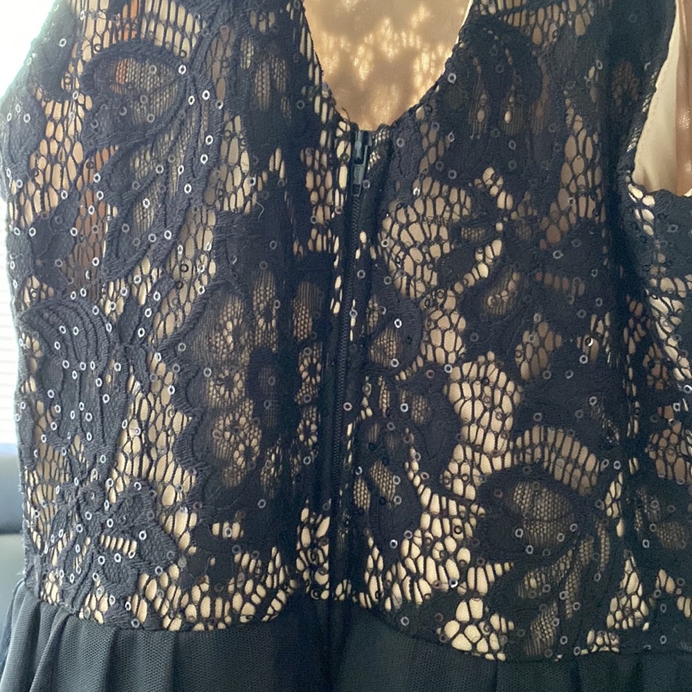 Black and nude women’s semi formal dress - Picture 4 of 7